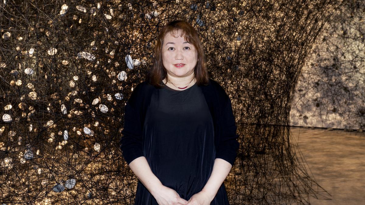 La artista japonesa Chiharu Shiota, en su instalación permanente en el proyecto Planta de la Fundació Soriguer, 'In the beginning was...', en su gravera de Berenguer (Lleida).