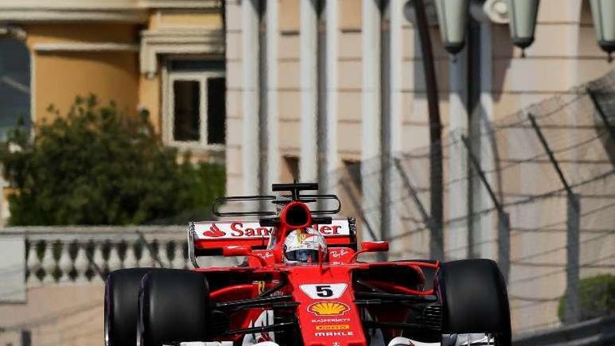 Vettel, durante los entrenamientos de ayer en Mónaco.