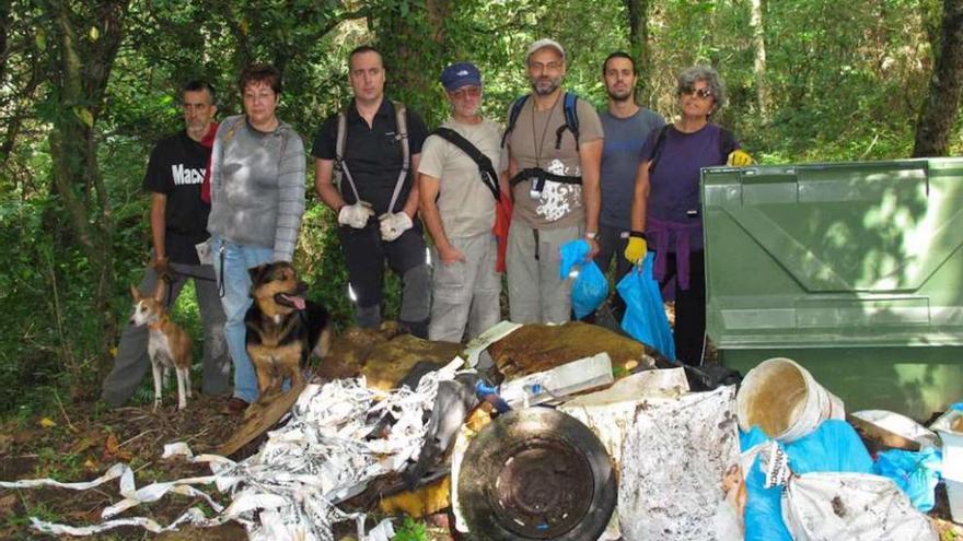 Voluntarios que participaron en la limpieza simultánea, el año pasado, en el río Mendo. la opinión