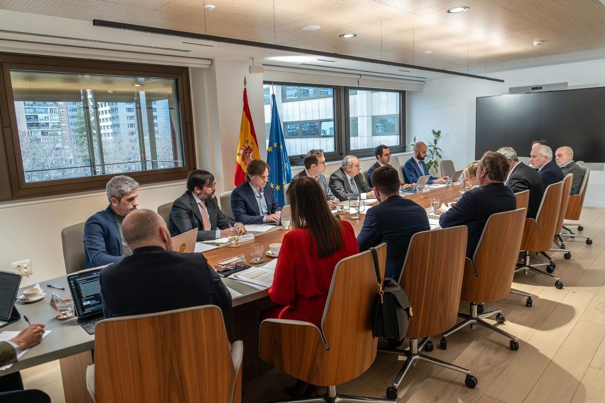 Encuentro de ministros del Gobierno con sectores afectados por la guerra en Oriente Medio, como la cerámica.