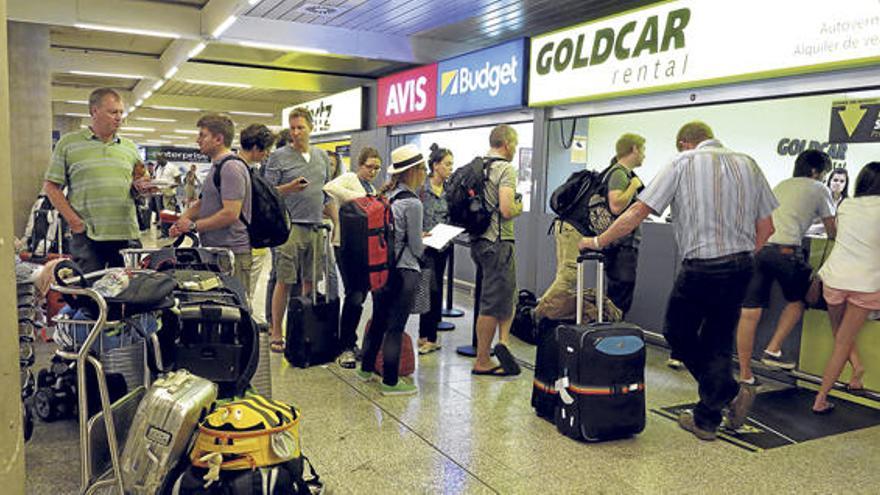 Goldcar-Kunden an Palmas Flughafen, von Goldcar autorisierte Information bei billigermiet­wagen.de (li.)