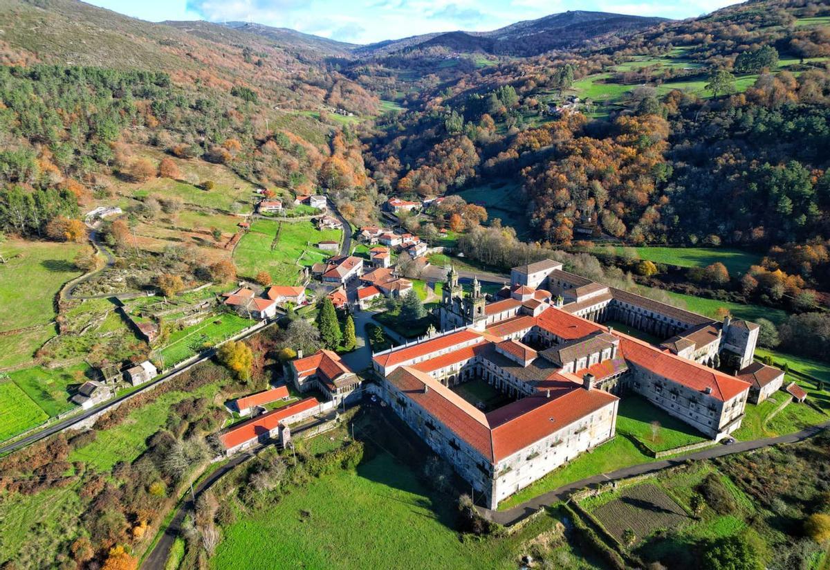 Imagen, desde un dron, del monasterio y el pueblo de Oseira, y del paisaje del entorno. |  José Dalama