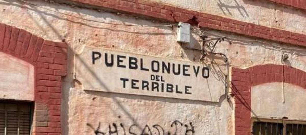 Letrero de la antigua estación de Pueblonuevo del Terrible.
