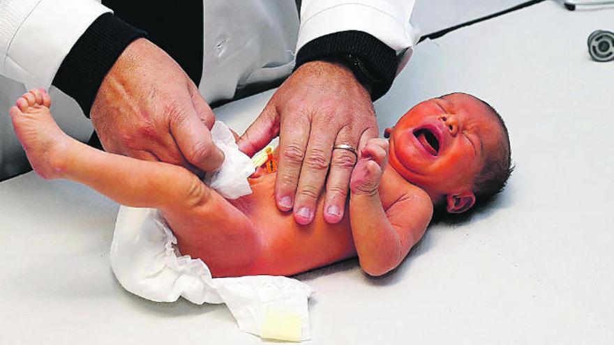 Revisión médica de un recién nacido.