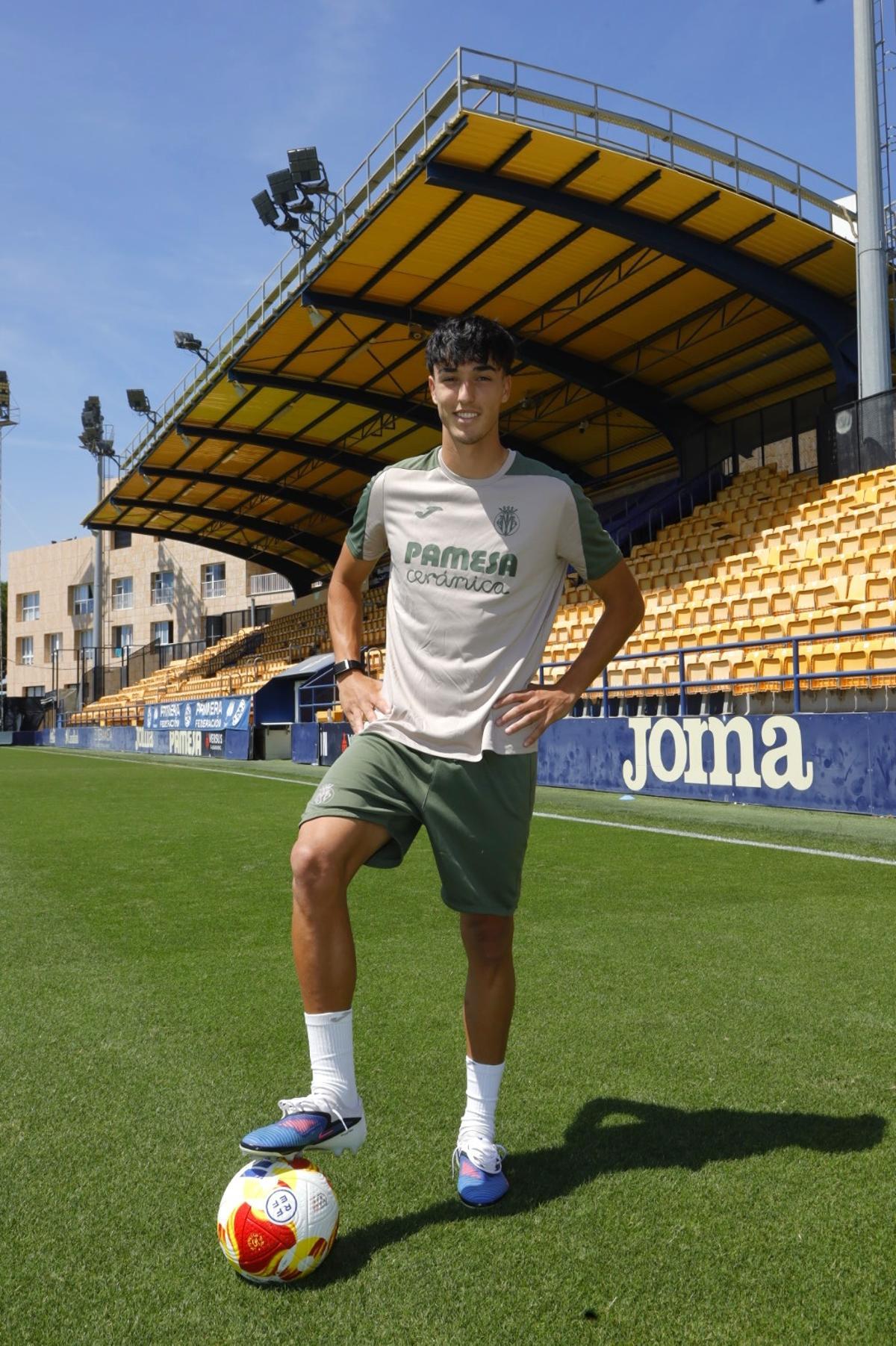Carlos Maciá, mediocentro del Villarreal B que ya ha debutado con 17 años en Primera División con el primer equipo del Submarino.