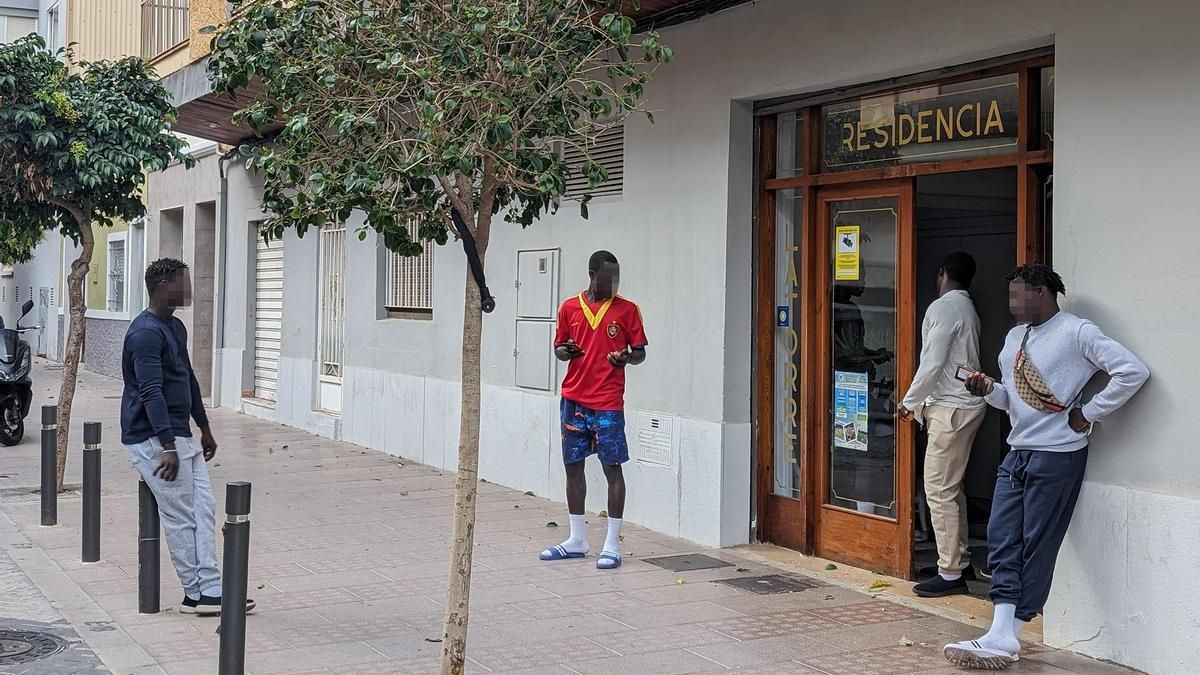 El Hostal La Torre de Benicàssim aloja a los 45 migrantes llegados a la provincia desde las Islas Canarias