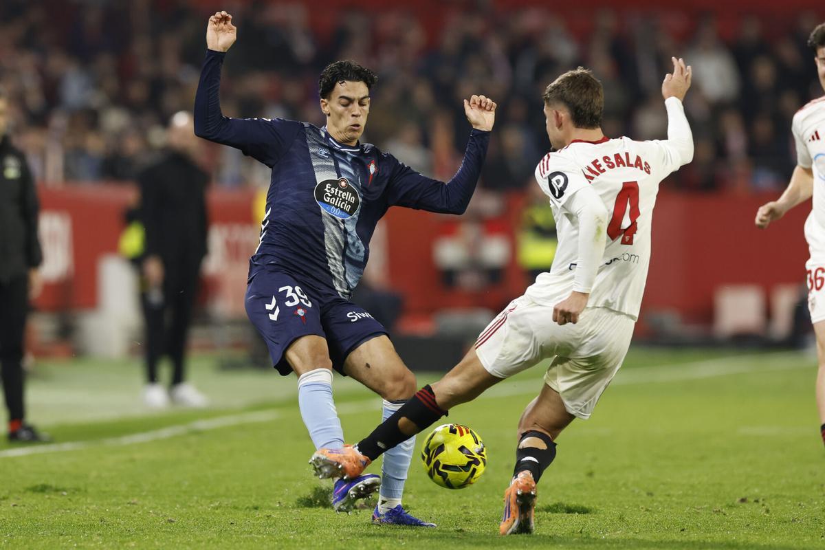 El defensa del Sevilla Kike Salas (d) pelea un balón ante el delantero del Celta de Vigo Jones El-Abdellaoui.
