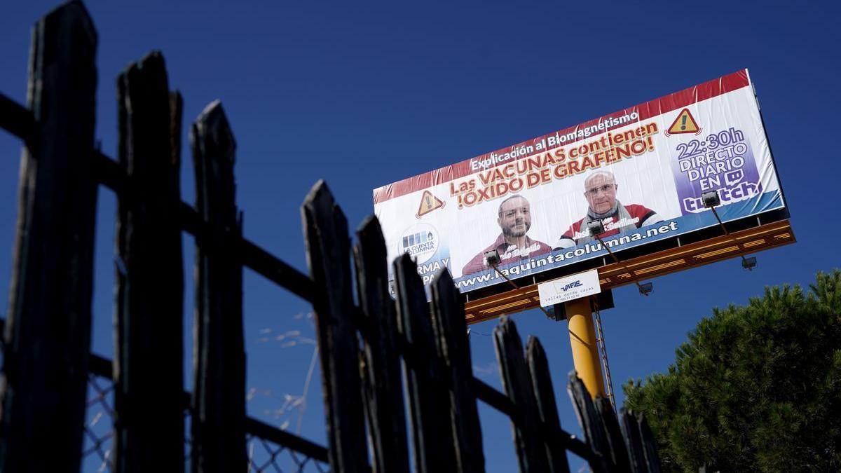 Cartel antivacunas en la salida de Madrid por la A-6, a la altura de Torrelodones.