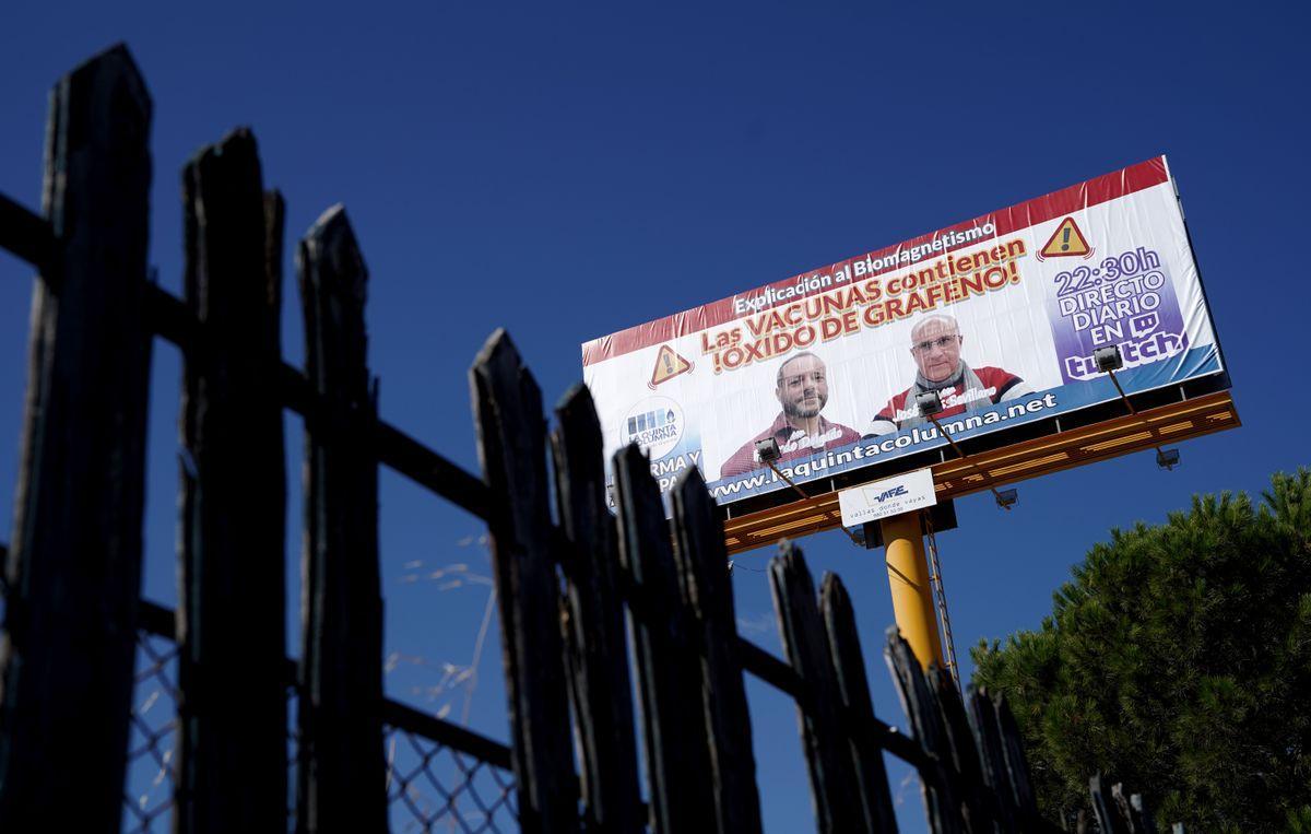 Cartel antivacunas en la salida de Madrid por la A-6, a la altura de Torrelodones.