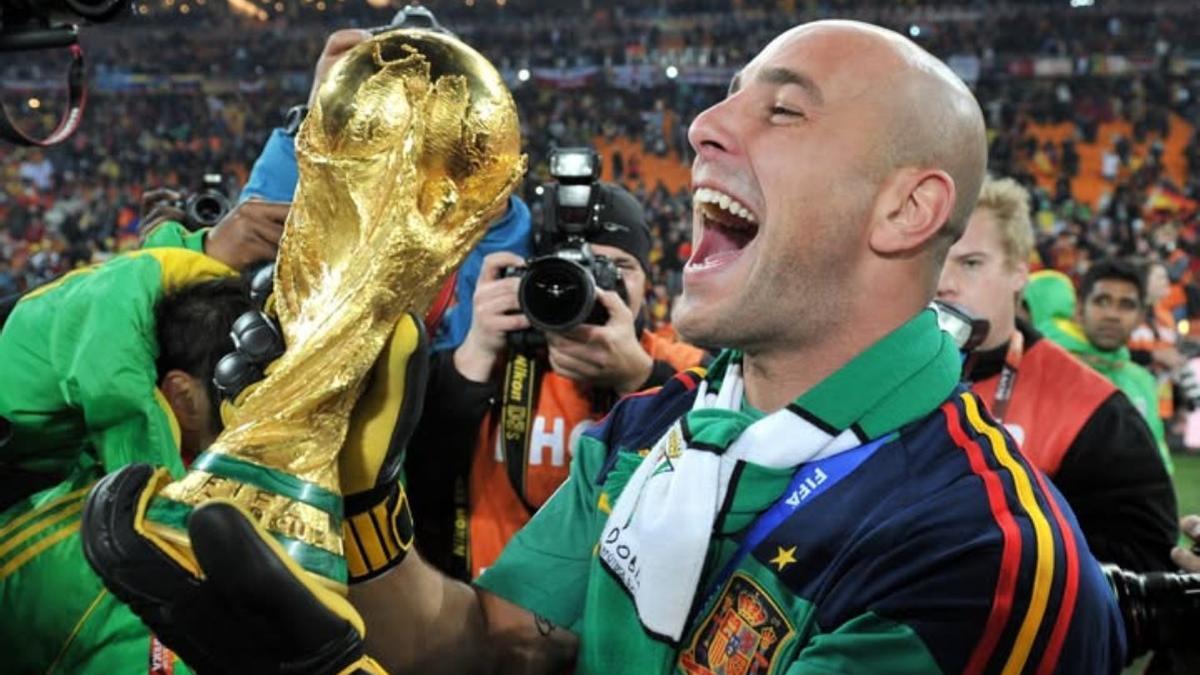 Pepe Reina, con la bufanda del Córdoba CF en la celebración de la victoria del Mundial de Sudáfrica.