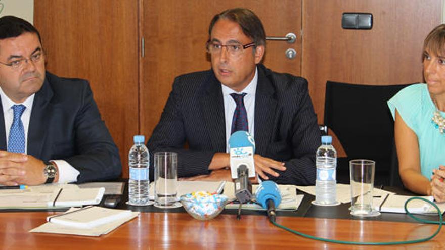 Francisco Calvo, Victorino Lluch y Macarena Domínguez, ayer en la sede de la Caixa en Málaga.