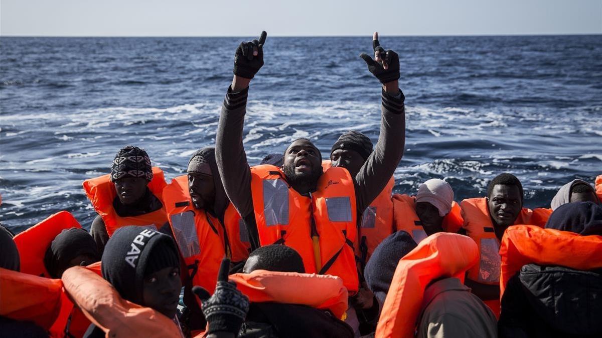 Inmigrantes subsaharianos reaccionan tras ser rescatados por integrantes de Proactiva Open Arms, en el Mediterráneo central, el 12 de enero del 2017.