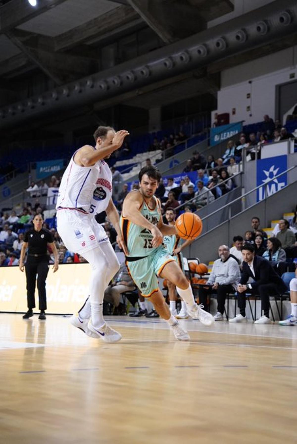 Joan Feliu bota el balón en el partido ante el Obradoiro.