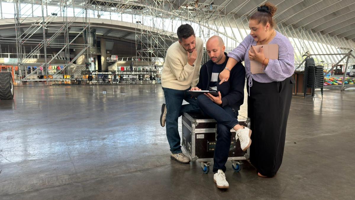 El director de la gala inaugural, a la izquierda, junto al responsable de los concursos y la encargada de las galas infantil y de mayores.