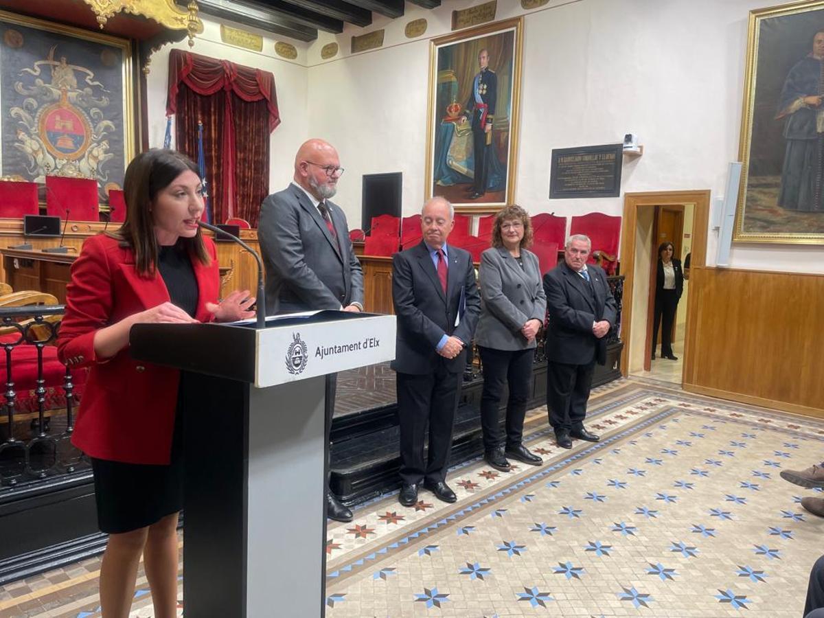 La concejala de Fiestas, durante el acto de presentación de los cargos de la Semana Santa de Elche