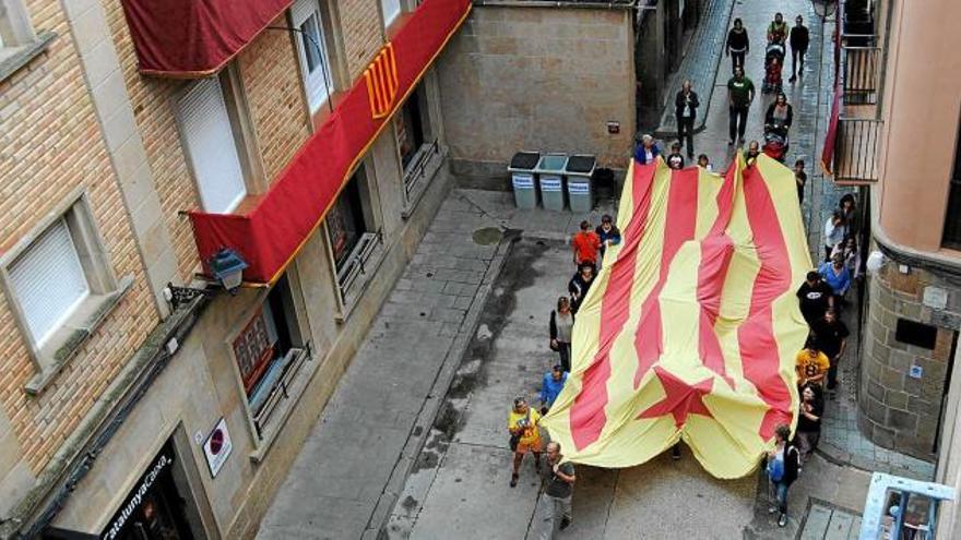 Els independentistes solsonins transporten l&#039;estelada gegant a la casa consistorial, des d&#039;on van penjar-la