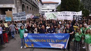 Protesta en las calles de Oviedo de los profesores asturianos.