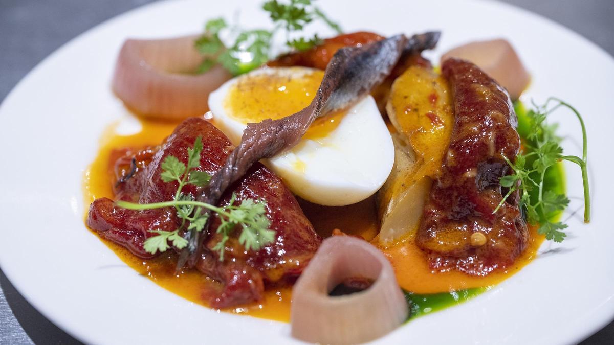 Los pimientos con 'gochujang', huevo, patata y anchoa de Barra Oso.
