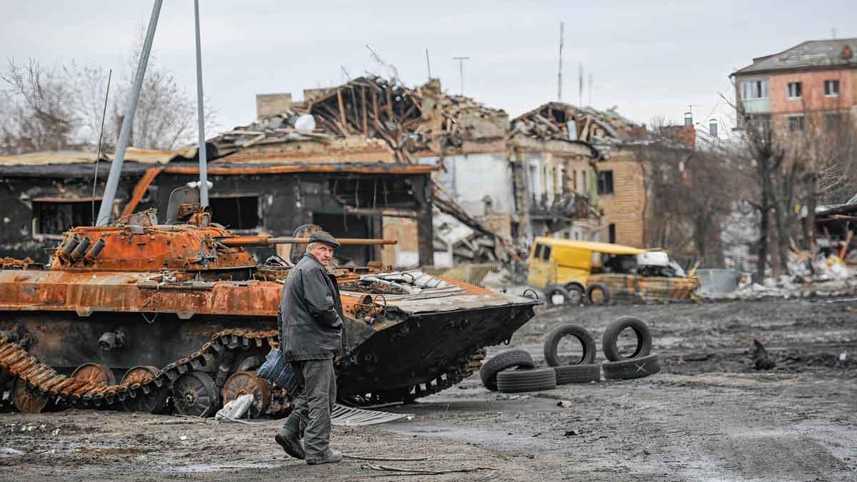 Un hombre camina por una calle de la destruida Borodianka