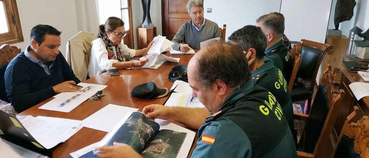 Un momento de la reunión de la Xunta Local de Seguridade presidida por Maica Larriba y el alcalde Cacabelos. // FDV