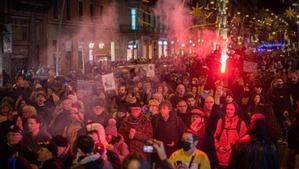 Protesta negacionista de Plaça Universitat a Plaça Sant Jaume, en Barcelona.