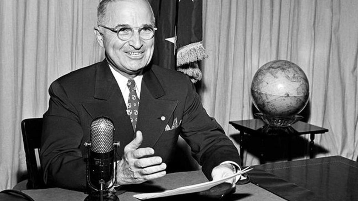 El presidente Harry S. Truman leyendo el anuncio de la rendición de Japón.