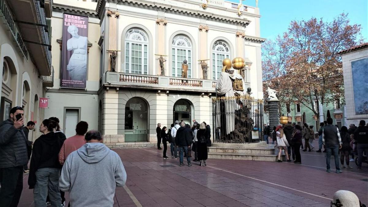 Visitants a l’exterior del teatre Museu Dalí