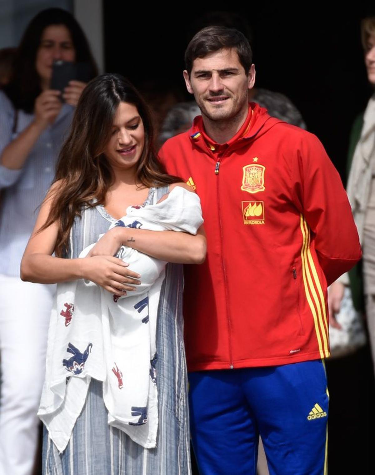 Sara Carbonero e Iker Casillas posando con Lucas