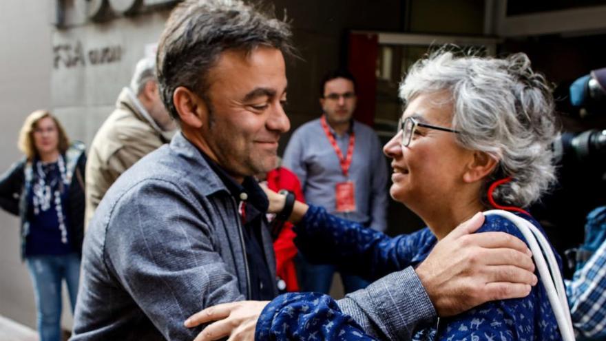 Juan Carlos Tuero y Ana González se saludan a las puertas del PSOE de Gijón, en la mañana de hoy.