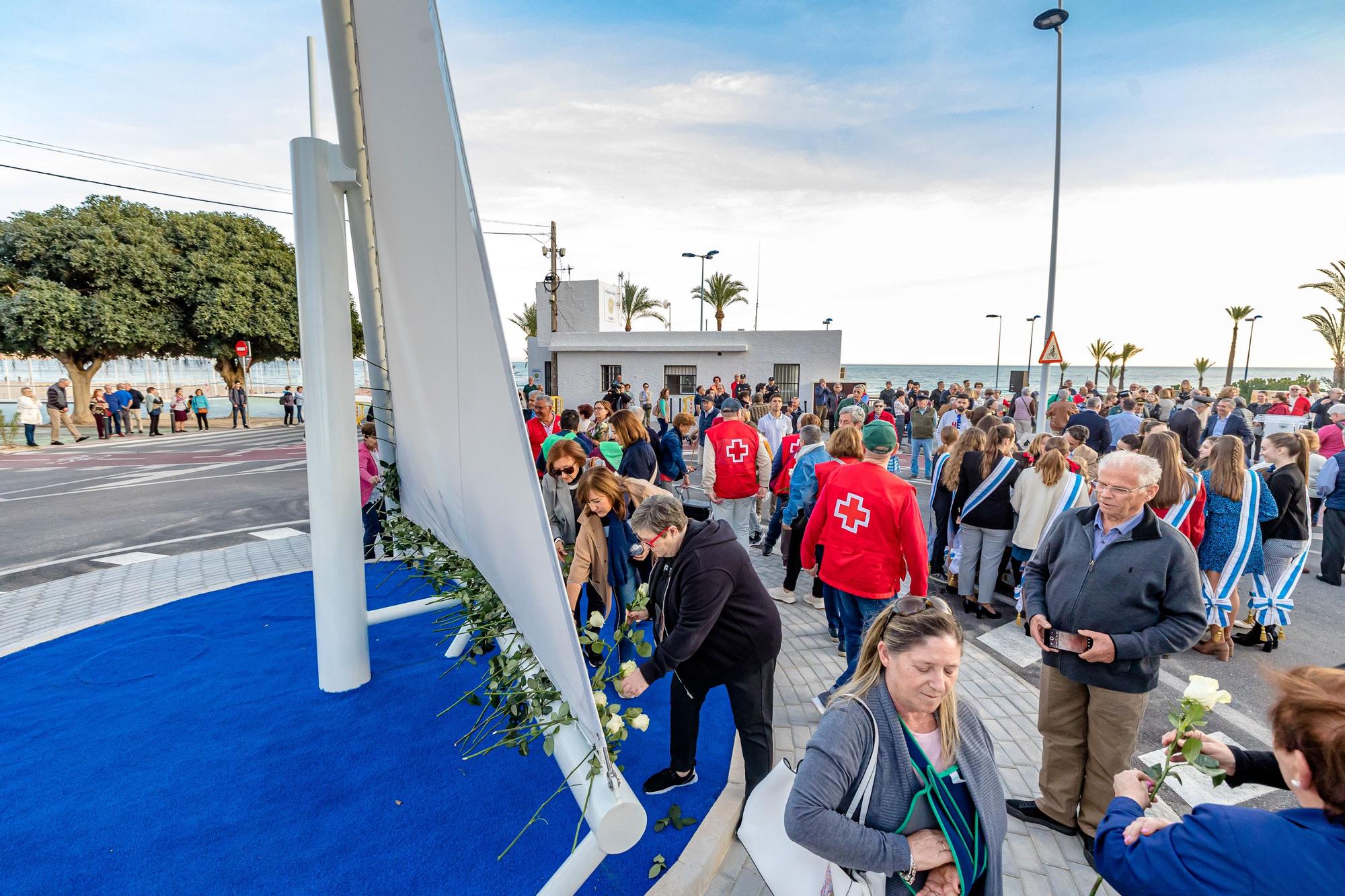 Benidorm rinde homenaje a las víctimas del covid con una rotonda en Poniente