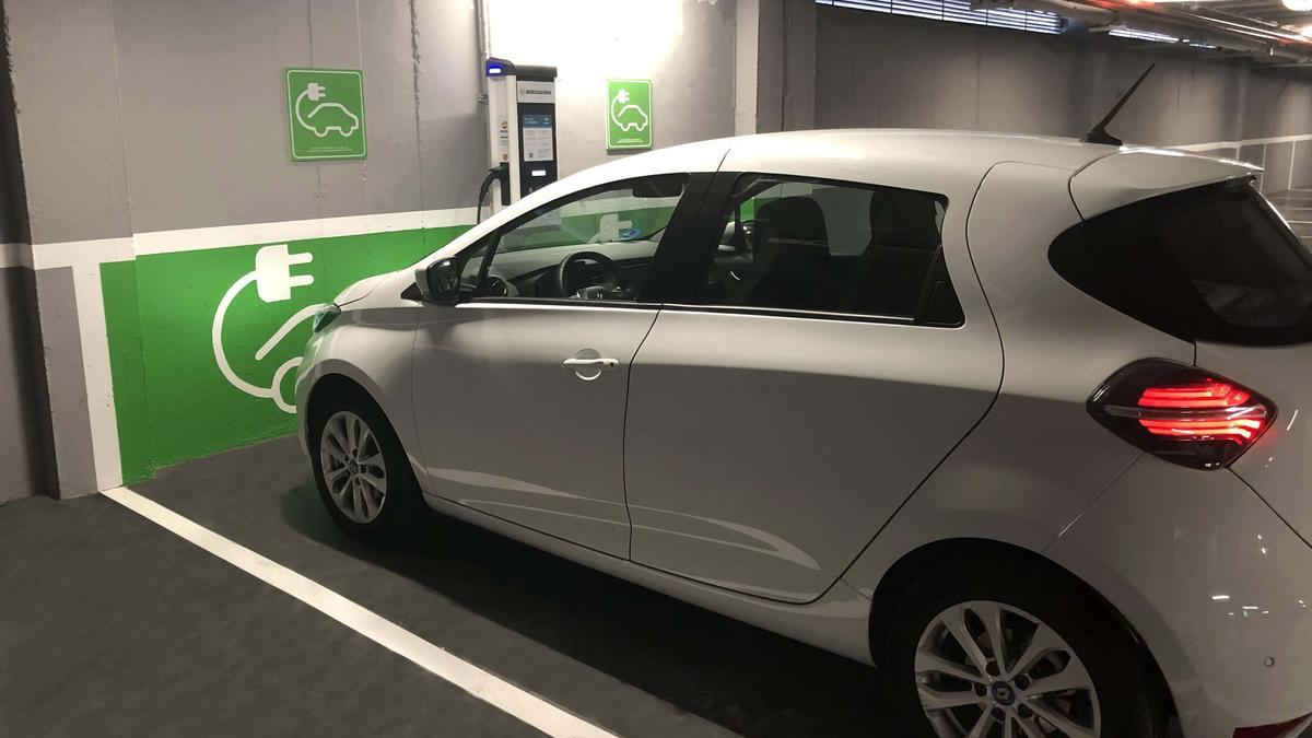 Un vehículo eléctrico se recarga en el parking de un supermercado de Mercadona.