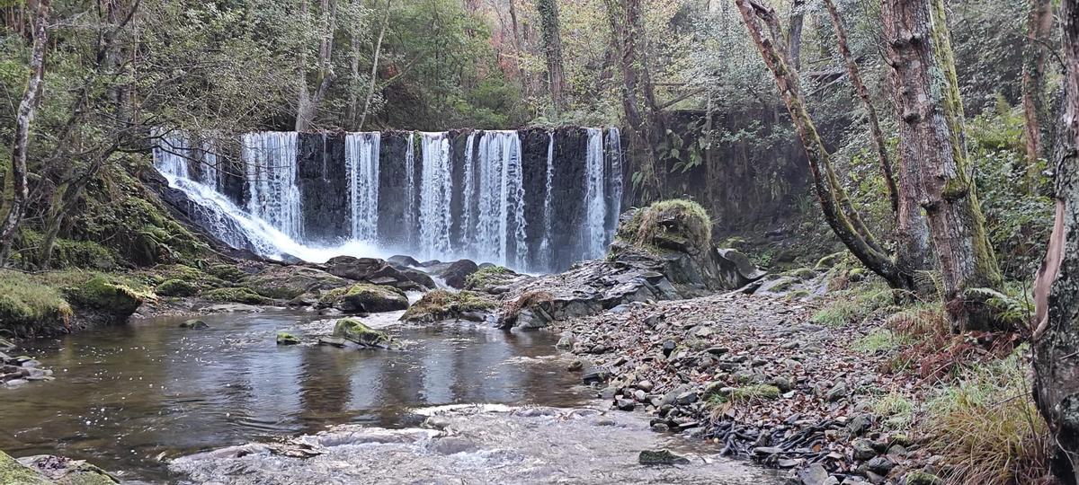 Vista del salto de agua del río Suarón, junto al mazo.