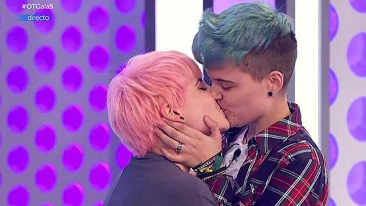 El beso de Marina y Bast en la quinta gala de 'Operación Triunfo'.