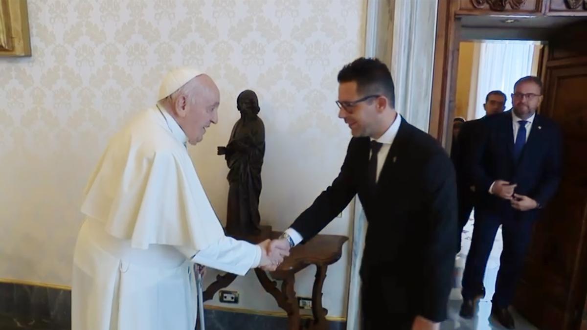 Rafael Triguero saluda al papa Francisco en Ciudad del Vaticano