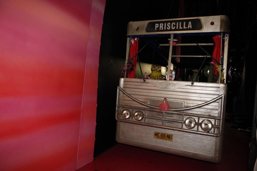 Preparativos del musical 'Priscilla, Reina del Desierto' en el Teatro Jovellanos