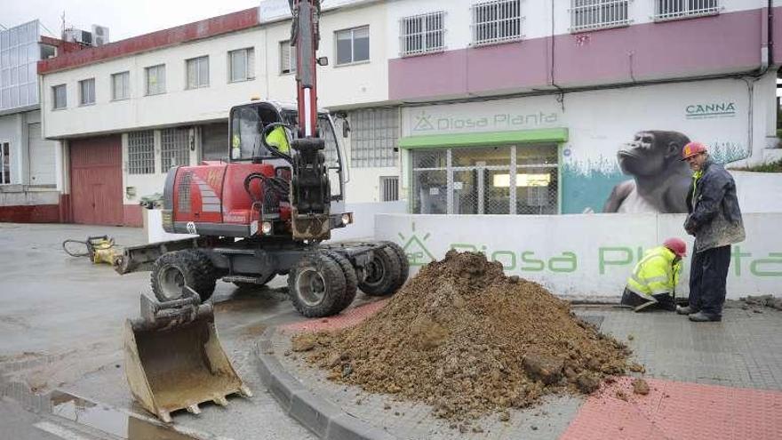 Trabajos de reparación de la tubería, ayer, en A Grela. carlos pardellas