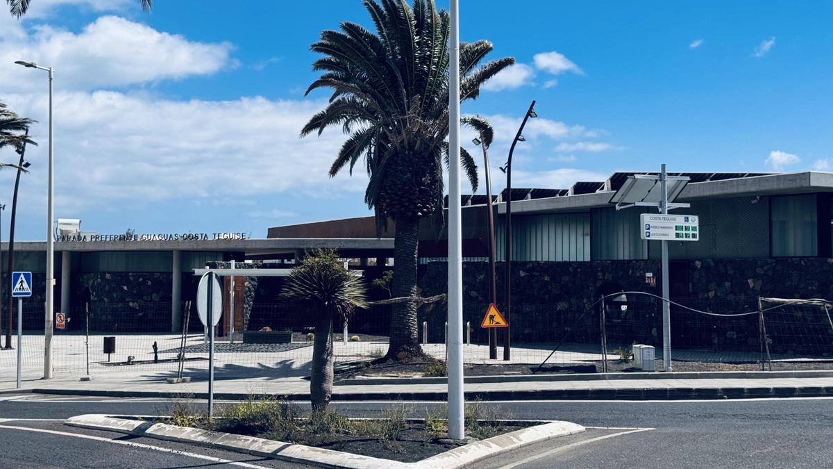 A la derecha, sensor de aforo de aparcamiento junto a la Parada Preferente de Guaguas en Costa Teguise