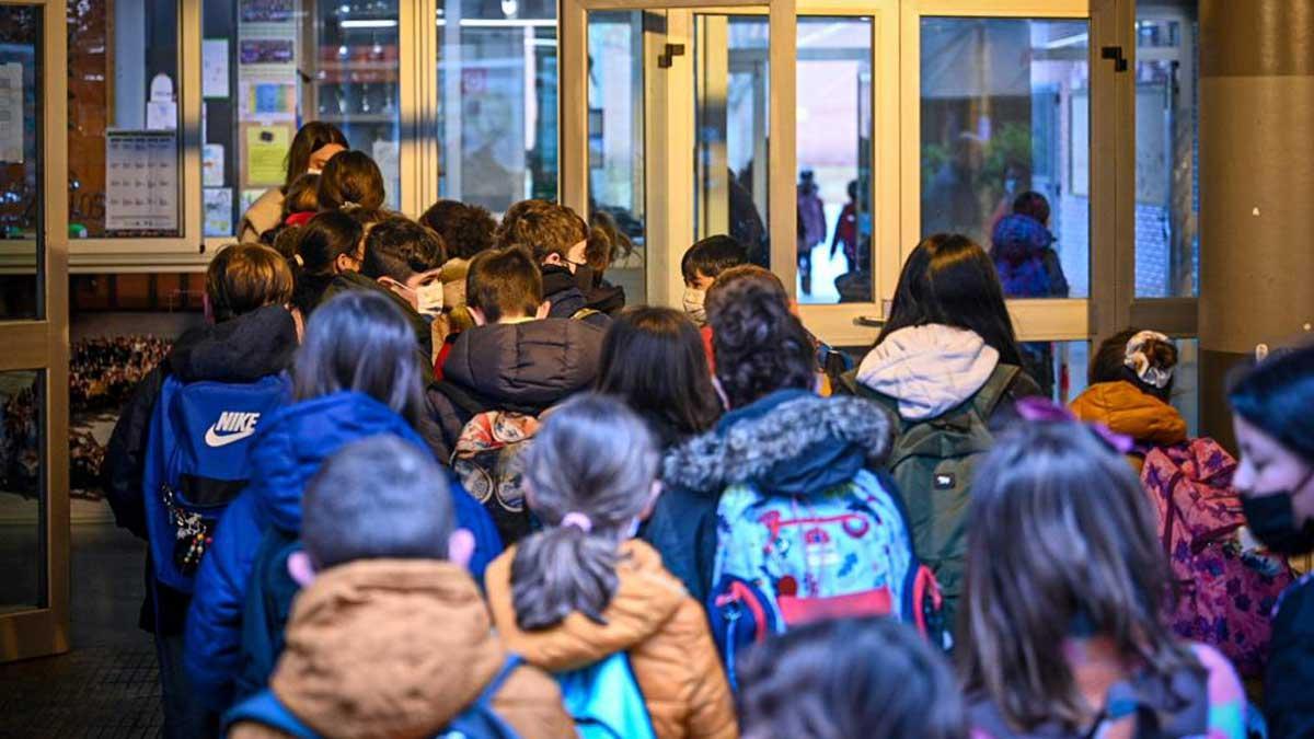 Un grupo de alumnos entran en la escuela Auró de Barcelona en el primer día de huelga de maestros.