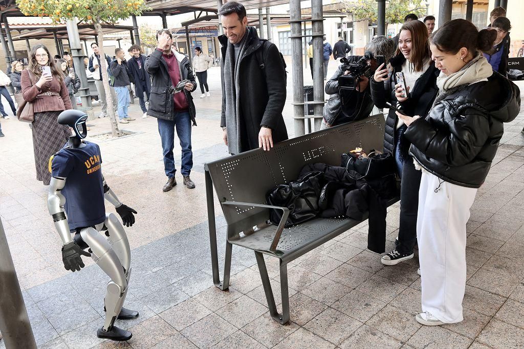 La demostración de los dos robots que han estado este martes en el Campus de Los Jerónimos de la UCAM, en imágenes