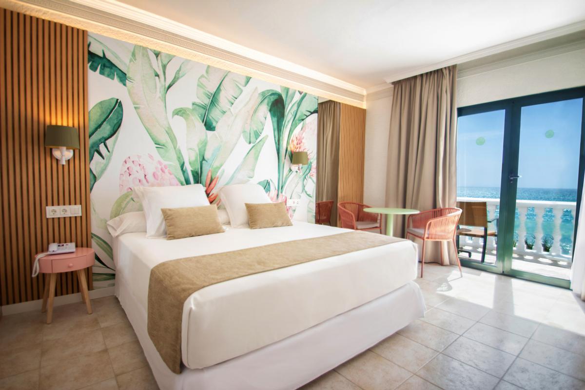 Una de las habitaciones con vistas al mar en el Hotel Montíbol.