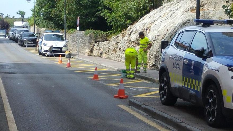 Llanes aborda el repintado de las señales viales en Posada, Nueva y la capital del concejo
