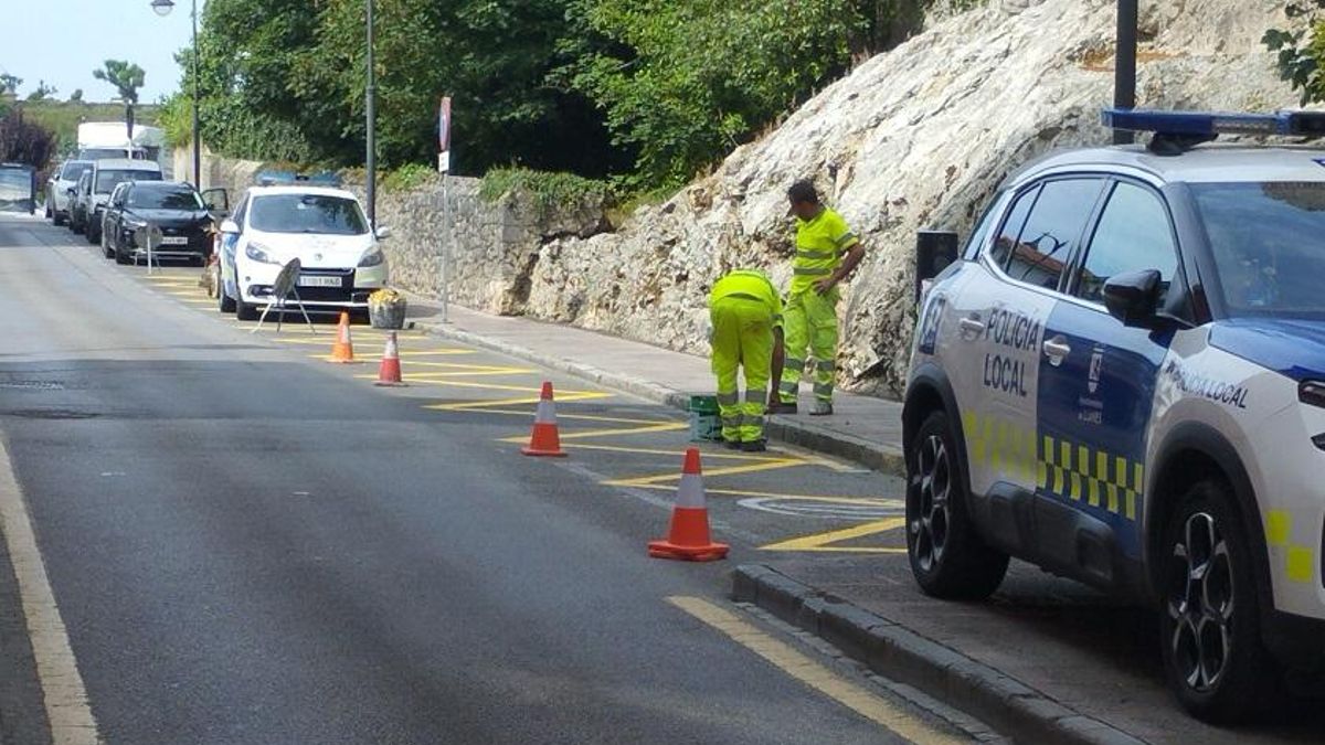 Trabajos de repintado en la capital llanisca.
