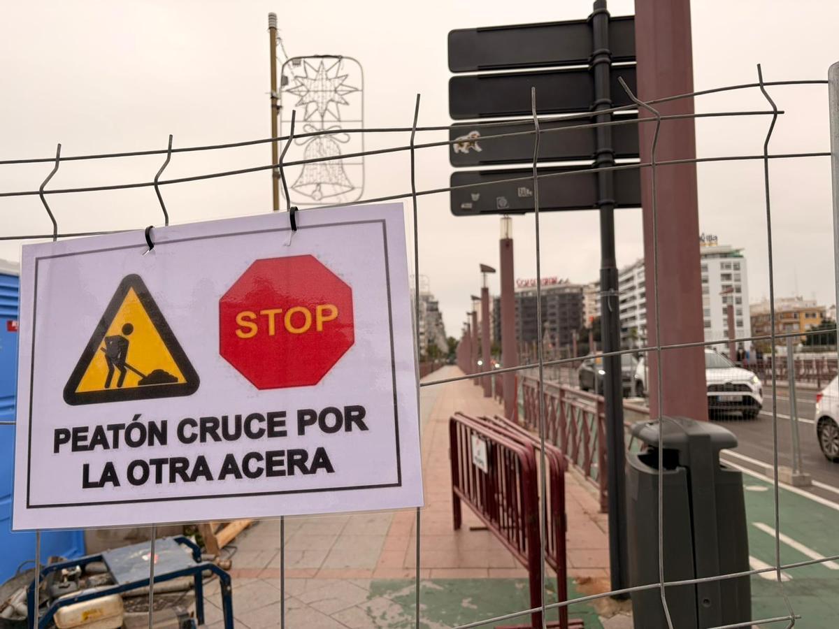 Carteles que impiden la circulación de viandantes en el Puente de San Telmo.