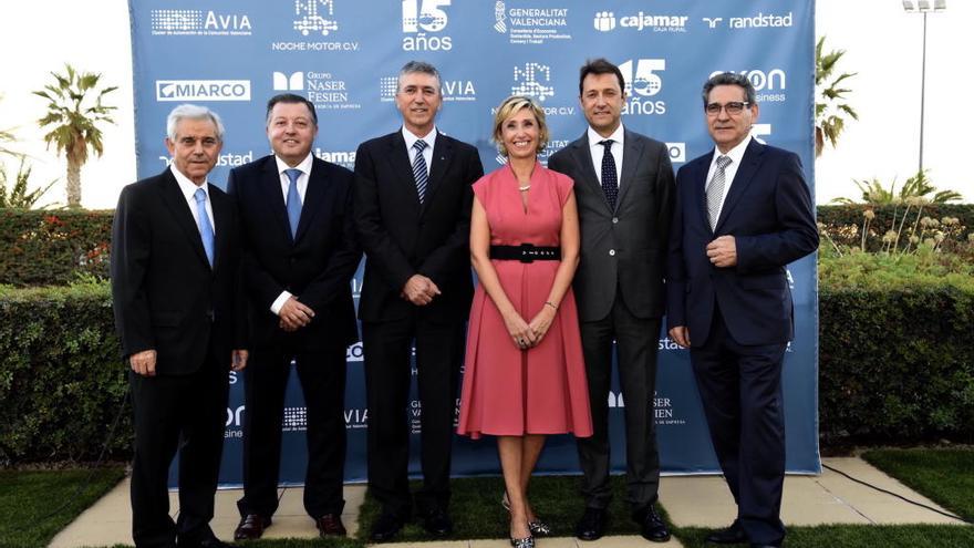 El conseller Rafa Climen, con la presidenta de AVIA, Mónica Alegre, y los premiados