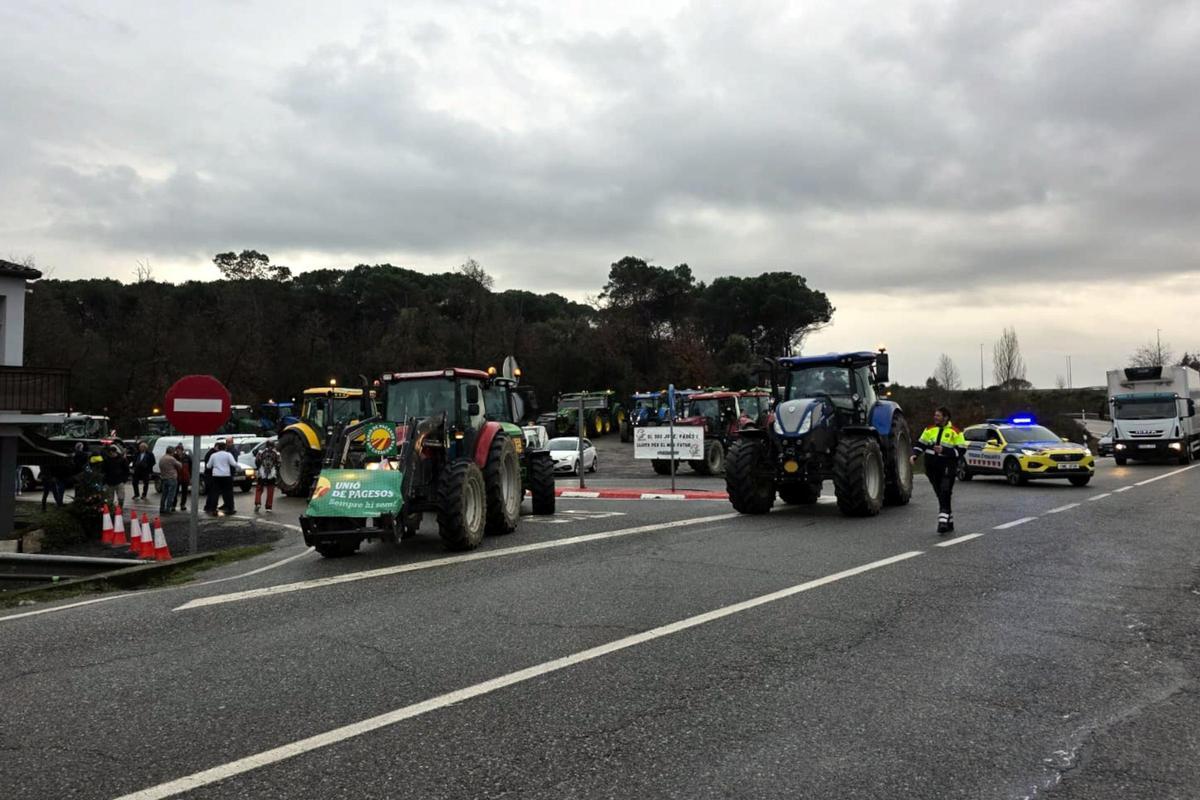 Els pagesos es manifesten a l'Eix per protestar contra la gestió de la fauna cinegètica
