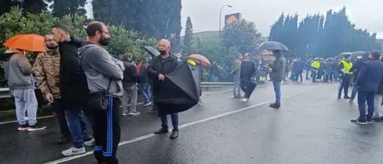 Trabajadores de auxiliares mantienen las protestas delante de la refinería de A Coruña