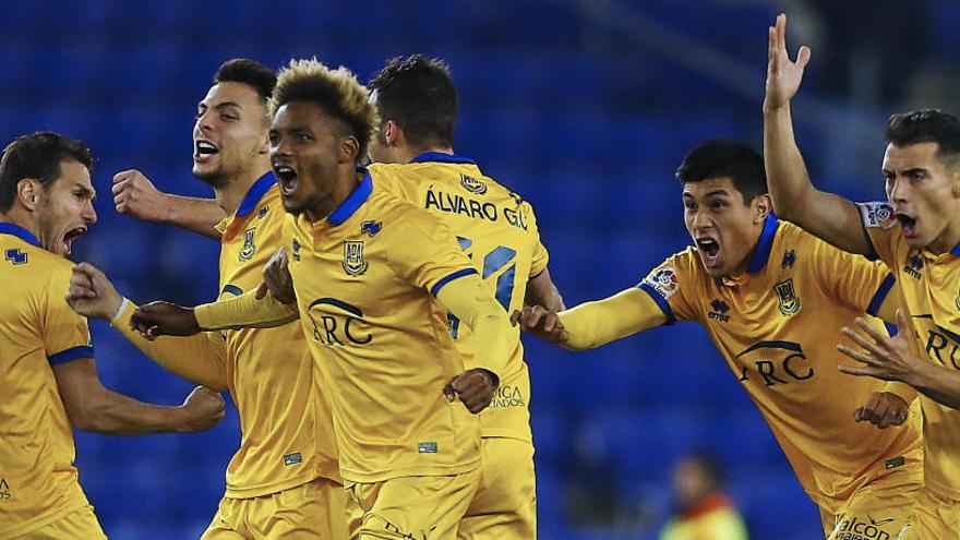 Los jugadores del Alcorcón celebran el  pase a los octavos.