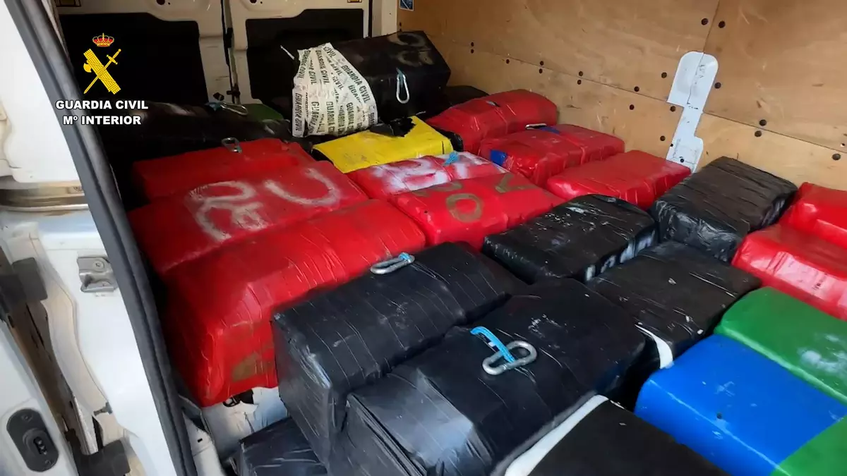 Cinco detenidos con 1.500 kilos de cocaína ocultos en dos embarcaciones en aguas de Cádiz