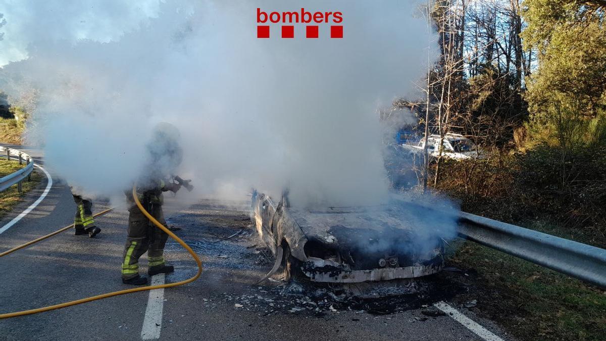 Els Bombers sufocat les flames del cotxe cremat a la Vajol