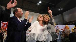 Miquel Iceta, Carme Chacón y Susana Díaz, ayer en el acto electoral celebrado en el pabellón de Sant Ildefons en Cornellà.